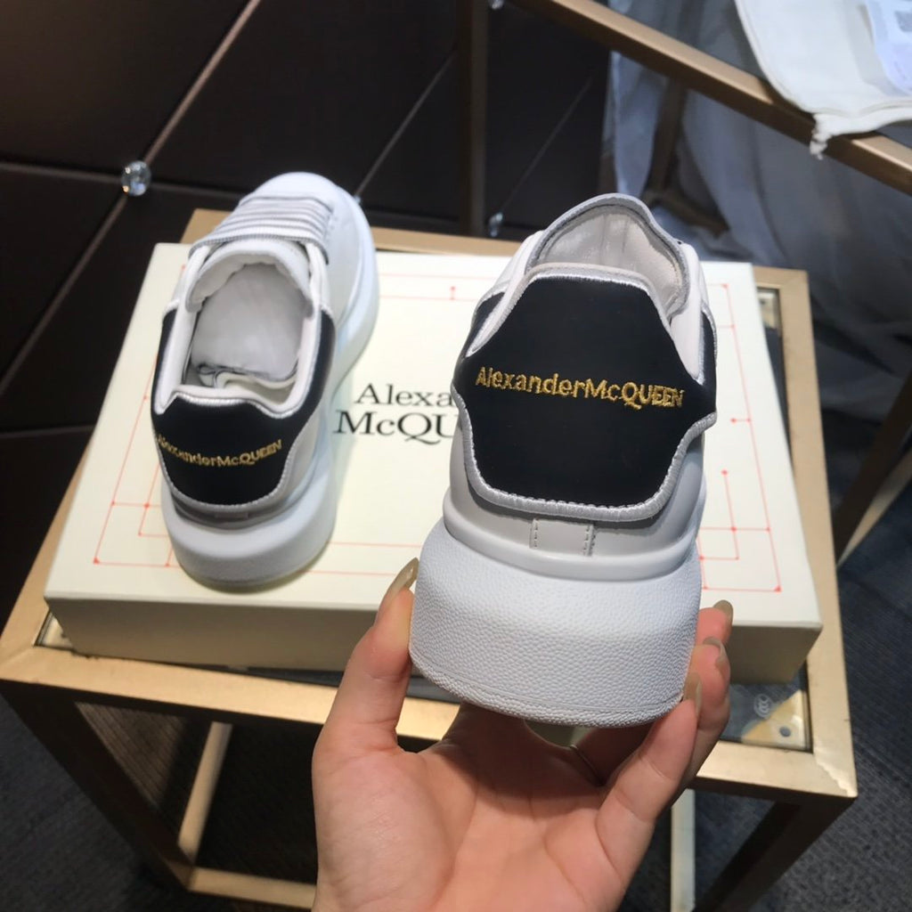 ALEXANDER MCQUEEN BIANCHE E NERE RETRO SCRITTA ORO