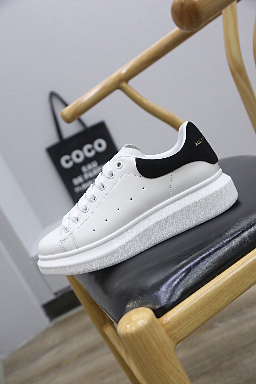 ALEXANDER MCQUEEN BASICHE BIANCHE E NERE CON SCRITTA ORO